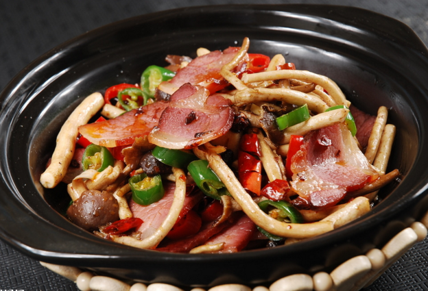 臘肉炒茶樹(shù)菇